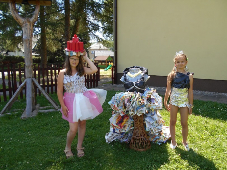 Modely šatů z odpadového materiálu (foto: archiv ZŠ a MŠ Horní Heřmanice)
